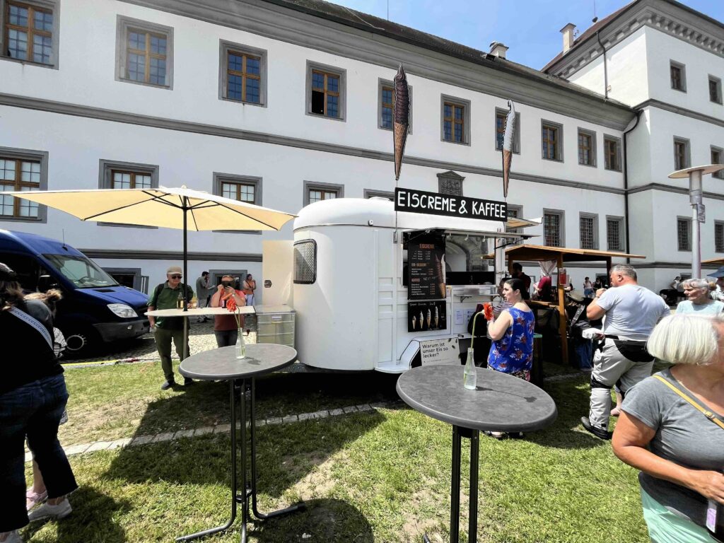 Gäste bei Firmenevent mit Eiswagen Catering