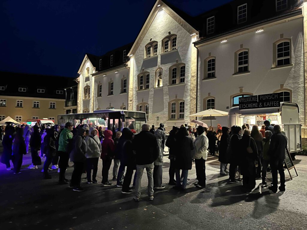 Gäste bei Firmenevent mit Eiswagen Catering