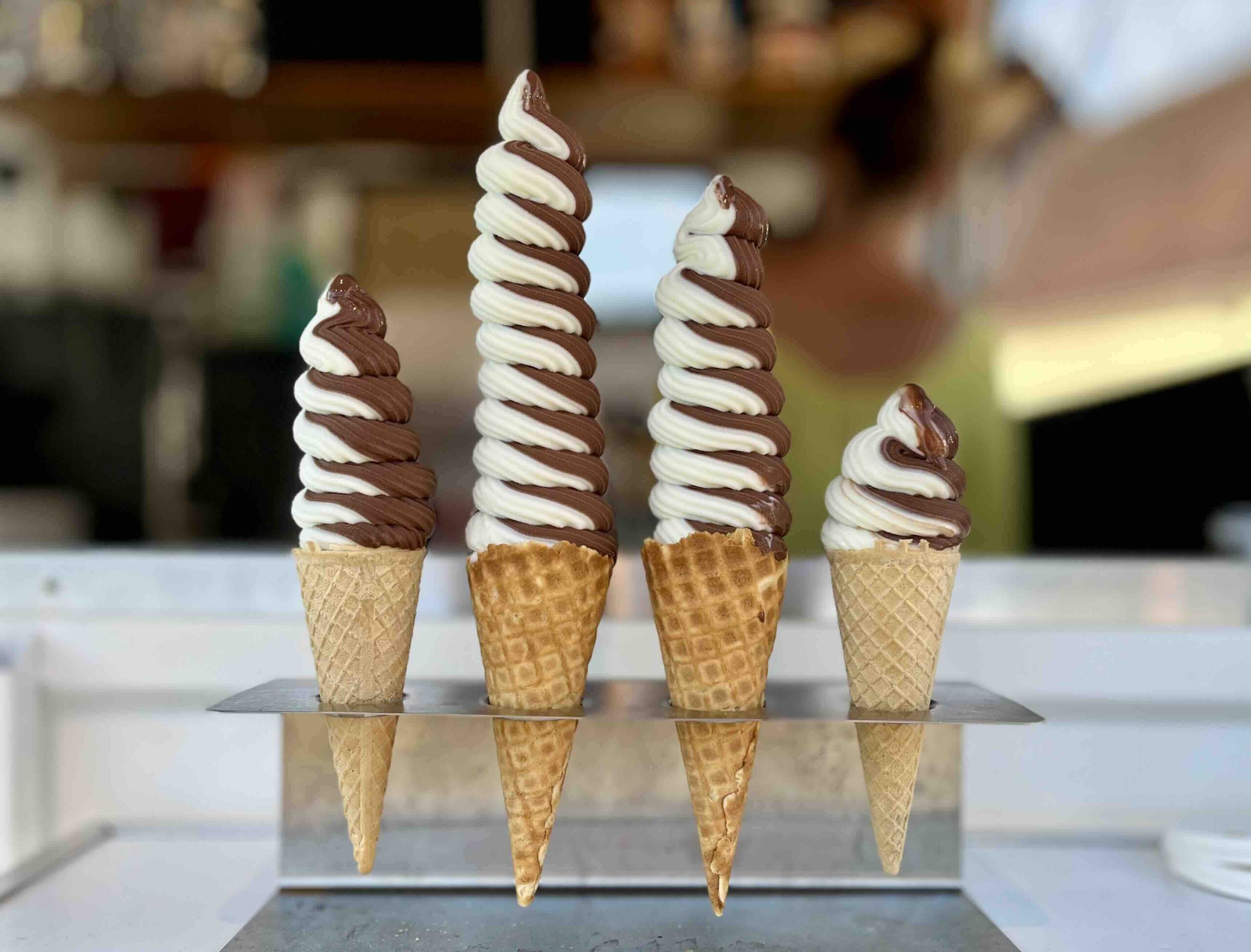 Frisch zubereitete Eis-Spiralen aus mobilem Eiswagen