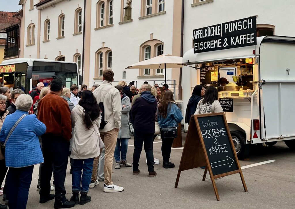 Gäste bei Firmenevent mit Eiswagen Catering