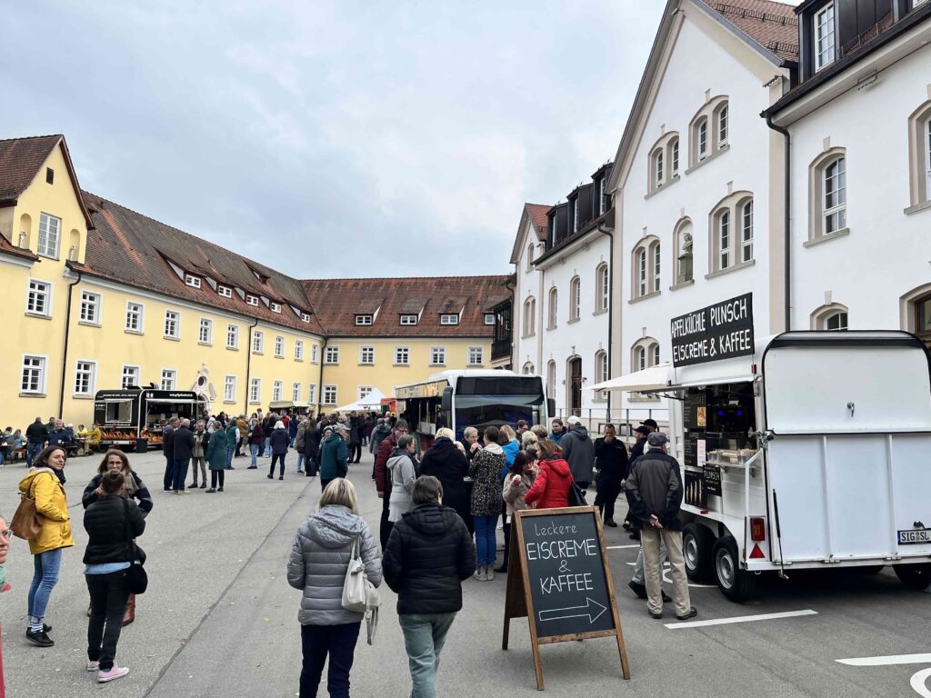 Gäste bei Firmenevent mit Eiswagen Catering